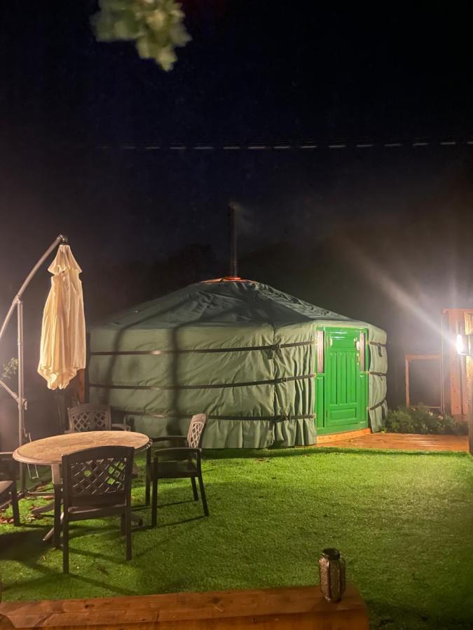 O Dan Y Coed Luxury Yurt With Hot Tub Hotel Chwilog Exterior photo